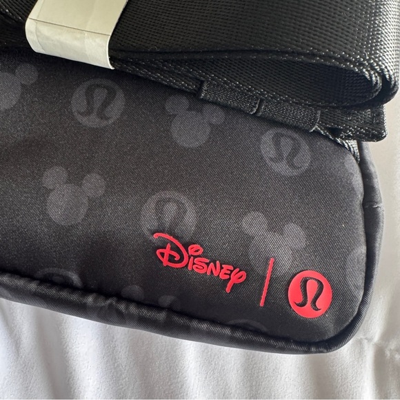 Lululemon x Disney Everywhere Belt Bag Mickey and Logo Print - Disney Black - Picture 8 of 9